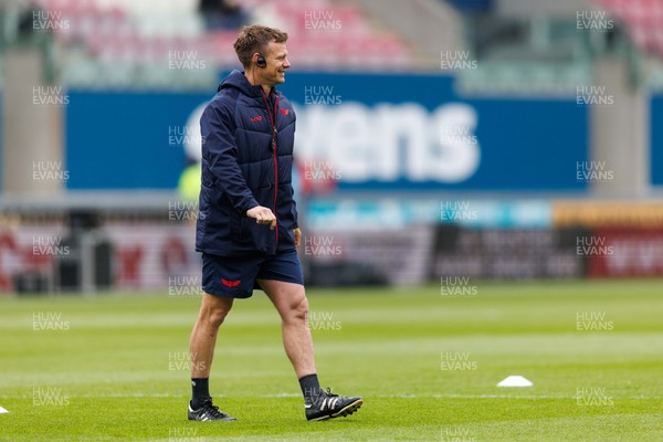 160526 - Scarlets v Dragons RFC - United Rugby Championship - Scarlets head coach Dwayne Peel during the warm up