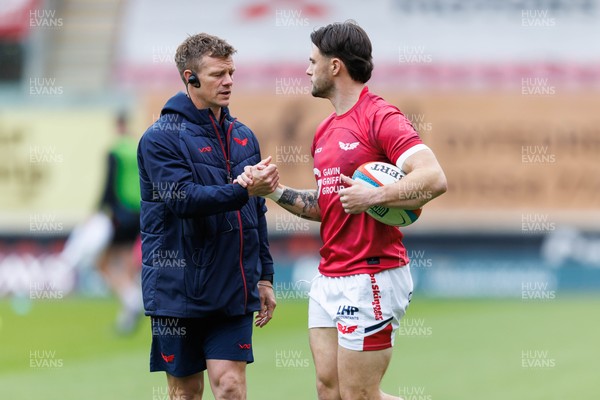 160526 - Scarlets v Dragons RFC - United Rugby Championship - Scarlets head coach Dwayne Peel with Joe Roberts of Scarlets during the warm up