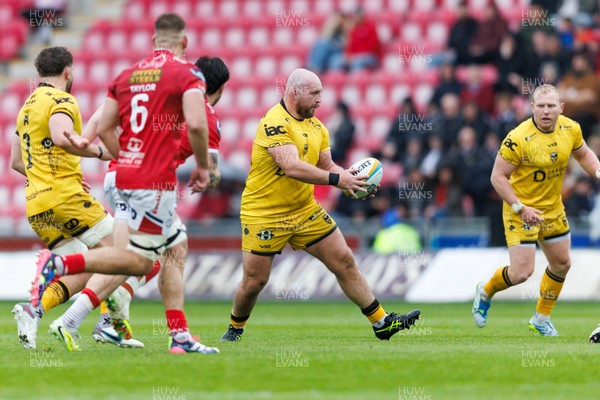 160526 - Scarlets v Dragons RFC - United Rugby Championship - Dillon Lewis of Dragons looks for a gap