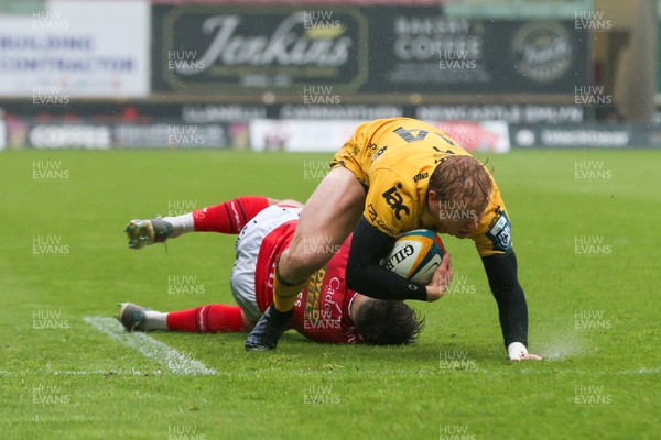 160526 - Scarlets v Dragons RFC - United Rugby Championship - Dai Richards of Dragons is tackled by Ioan Jones of Scarlets