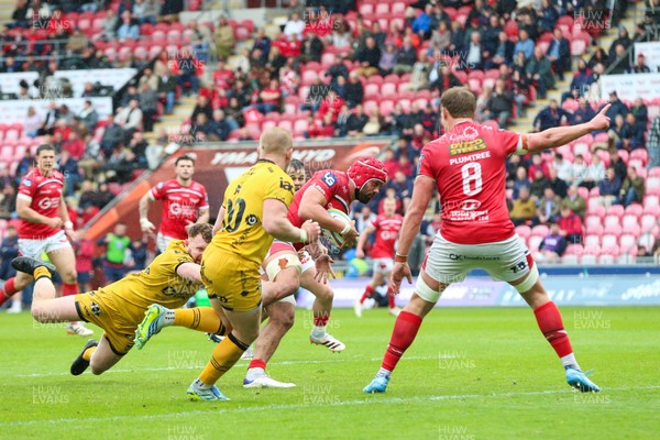 160526 - Scarlets v Dragons RFC - United Rugby Championship - Josh Macleod of Scarlets on the way to scoring a try