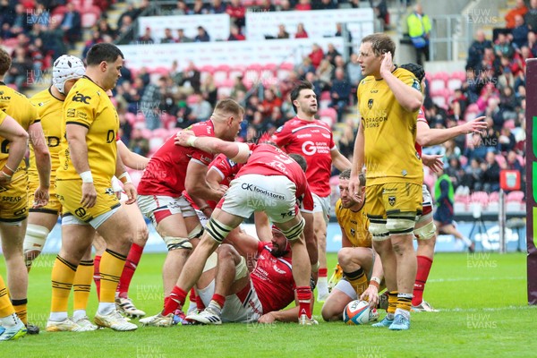 160526 - Scarlets v Dragons RFC - United Rugby Championship - Josh Macleod of Scarlets is congratulated by teammates after scoring a try