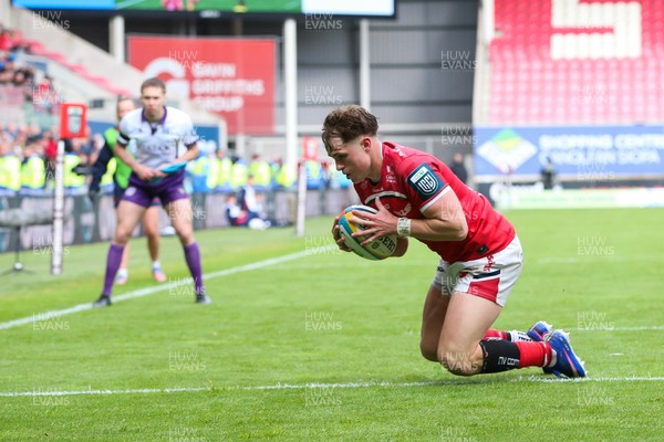 160526 - Scarlets v Dragons RFC - United Rugby Championship - Macs Page of Scarlets goes over for a try