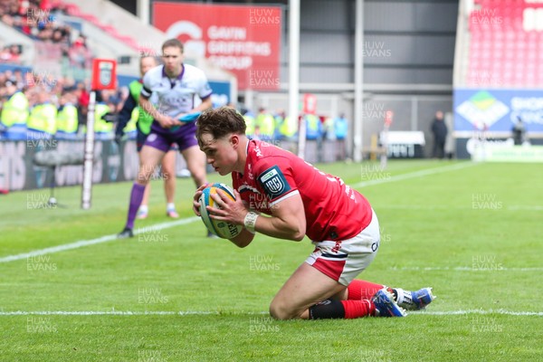 160526 - Scarlets v Dragons RFC - United Rugby Championship - Macs Page of Scarlets goes over for a try