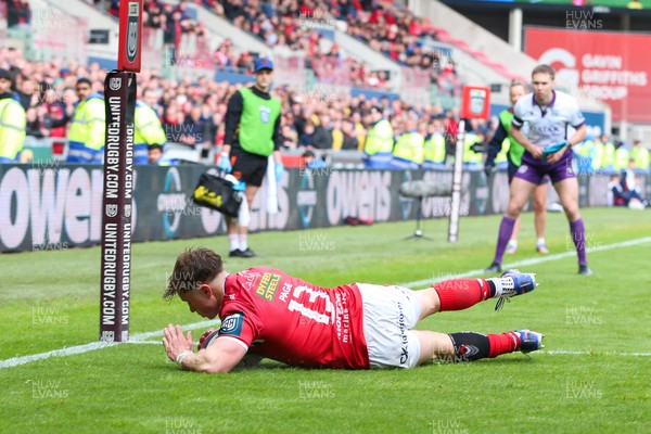 160526 - Scarlets v Dragons RFC - United Rugby Championship - Macs Page of Scarlets goes over for a try