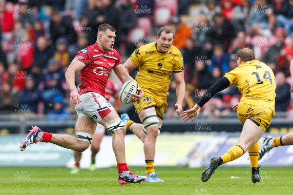 160526 - Scarlets v Dragons RFC - United Rugby Championship - Jarrod Taylor of Scarlets on the charge