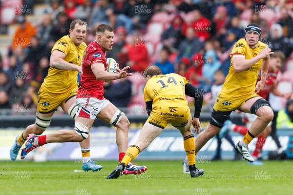 160526 - Scarlets v Dragons RFC - United Rugby Championship - Jarrod Taylor of Scarlets on the charge