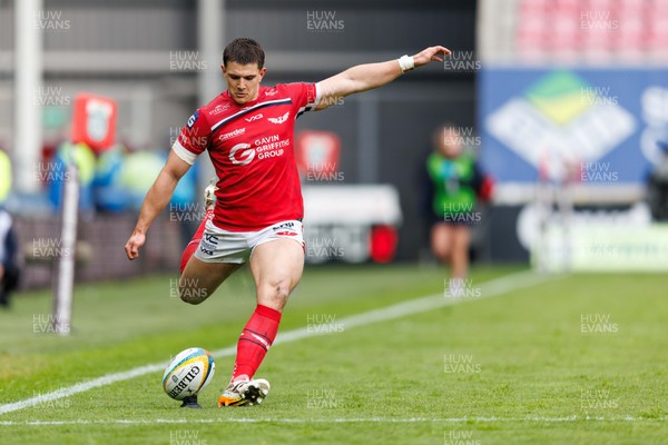 160526 - Scarlets v Dragons RFC - United Rugby Championship - Joe Hawkins of Scarlets kicks a conversion