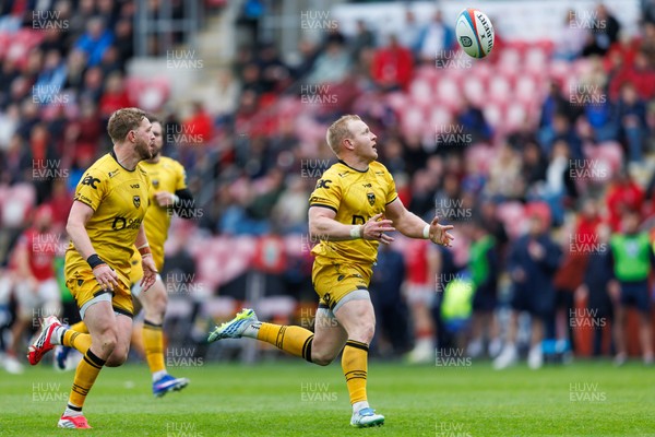 160526 - Scarlets v Dragons RFC - United Rugby Championship - Tinus de Beer of Dragons covers back