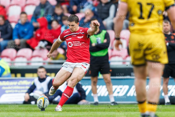 160526 - Scarlets v Dragons RFC - United Rugby Championship - Joe Hawkins of Scarlets kicks at goal to win the match, but his penalty misses and the game is drawn