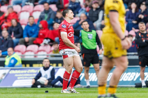 160526 - Scarlets v Dragons RFC - United Rugby Championship - Joe Hawkins of Scarlets reacts after seeing his penalty kick to win the match go wide of the posts