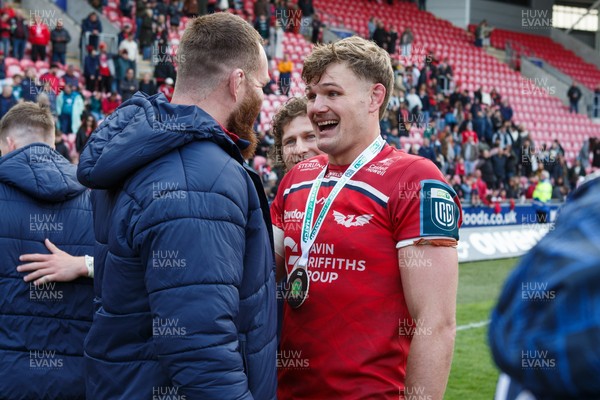 160526 - Scarlets v Dragons RFC - United Rugby Championship - Taine Plumtree of Scarlets talks with Jake Ball at the end of the match