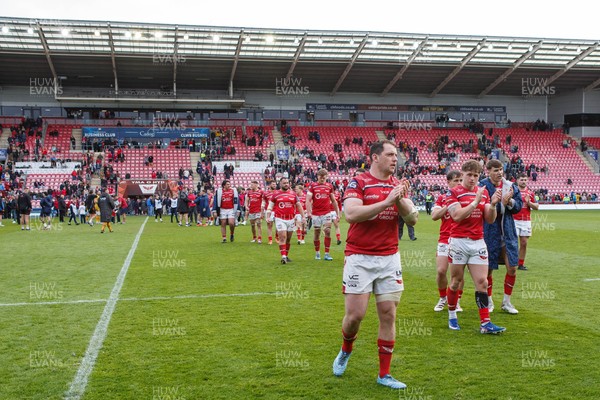 160526 - Scarlets v Dragons RFC - United Rugby Championship - Ryan Elias of Scarlets applauds the fans at the end of the match