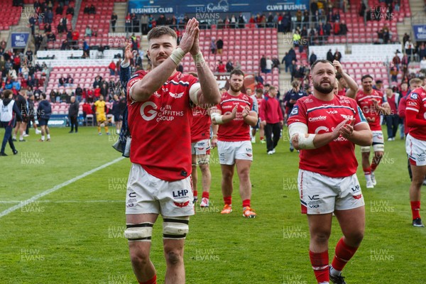 160526 - Scarlets v Dragons RFC - United Rugby Championship - Max Douglas of Scarlets applauds the fans at the end of the match