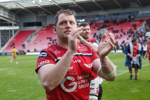 160526 - Scarlets v Dragons RFC - United Rugby Championship - Ryan Elias of Scarlets applauds the fans at the end of the match