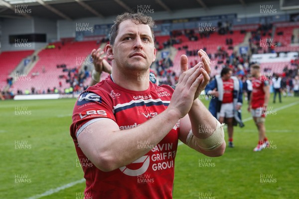 160526 - Scarlets v Dragons RFC - United Rugby Championship - Ryan Elias of Scarlets applauds the fans at the end of the match