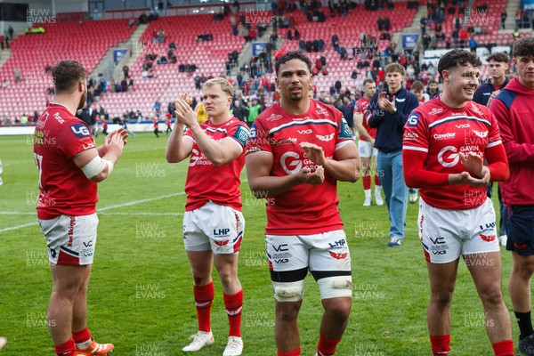 160526 - Scarlets v Dragons RFC - United Rugby Championship - Scarlets players applaud the fans at the end of the match
