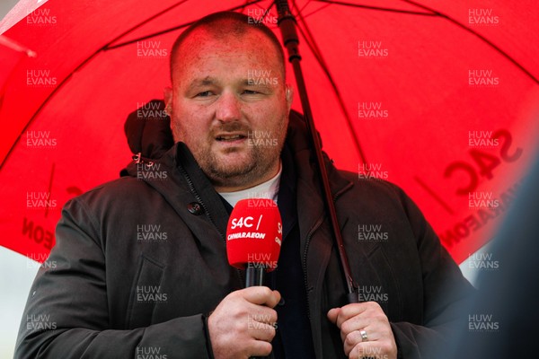160526 - Scarlets v Dragons RFC - United Rugby Championship - Ken Owens working as a pundit for S4C
