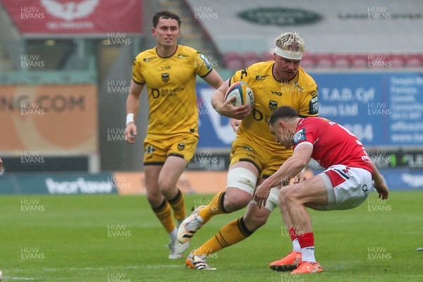 160526 - Scarlets v Dragons RFC - United Rugby Championship - Aaron Wainwright of Dragons takes on Dane Blacker of Scarlets