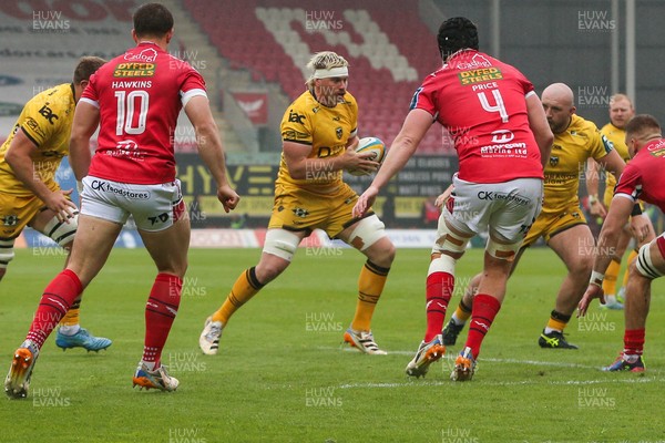 160526 - Scarlets v Dragons RFC - United Rugby Championship - Aaron Wainwright of Dragons on the charge