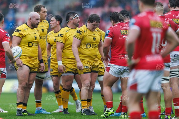 160526 - Scarlets v Dragons RFC - United Rugby Championship - Dillon Lewis, Ben Carter, Niall Armstrong, Wyn Jones and Brodie Coghlan of Dragons