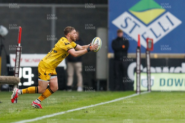 160526 - Scarlets v Dragons RFC - United Rugby Championship - Angus O’Brien of Dragons takes a quick throw-in