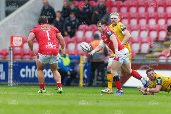 160526 - Scarlets v Dragons RFC - United Rugby Championship - Macs Page of Scarlets offloads the ball