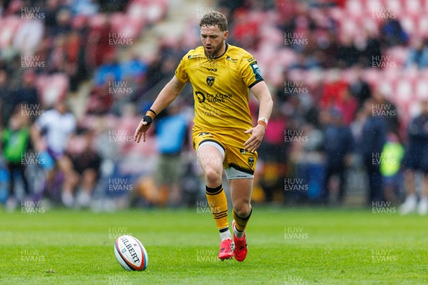 160526 - Scarlets v Dragons RFC - United Rugby Championship - Angus O’Brien of Dragons covers back in defence