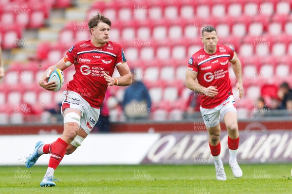 160526 - Scarlets v Dragons RFC - United Rugby Championship - Taine Plumtree of Scarlets runs at the defence