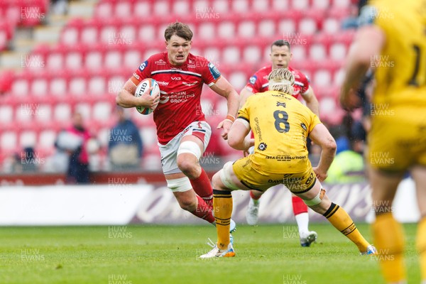 160526 - Scarlets v Dragons RFC - United Rugby Championship - Taine Plumtree of Scarlets runs at Aaron Wainwright of Dragons