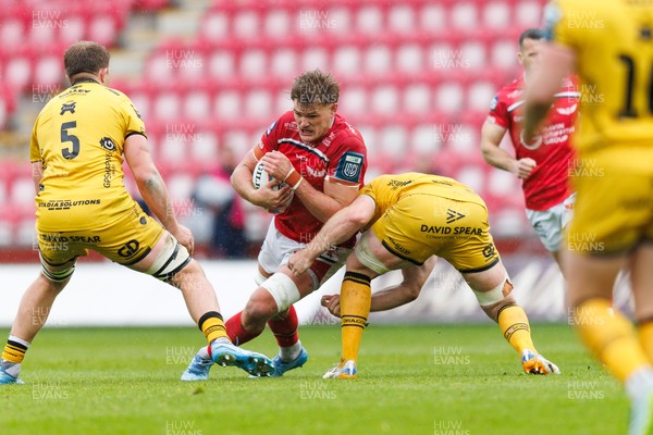 160526 - Scarlets v Dragons RFC - United Rugby Championship - Taine Plumtree of Scarlets is tackled by Aaron Wainwright of Dragons