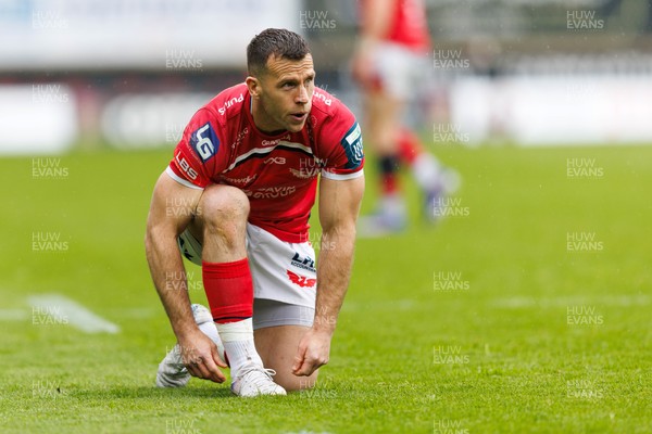 160526 - Scarlets v Dragons RFC - United Rugby Championship - Gareth Davies of Scarlets