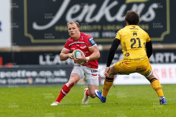 160526 - Scarlets v Dragons RFC - United Rugby Championship - Blair Murray of Scarlets takes on Rhodri Williams of Dragons
