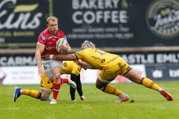 160526 - Scarlets v Dragons RFC - United Rugby Championship - Blair Murray of Scarlets is tackled by Fine Inisi of Dragons