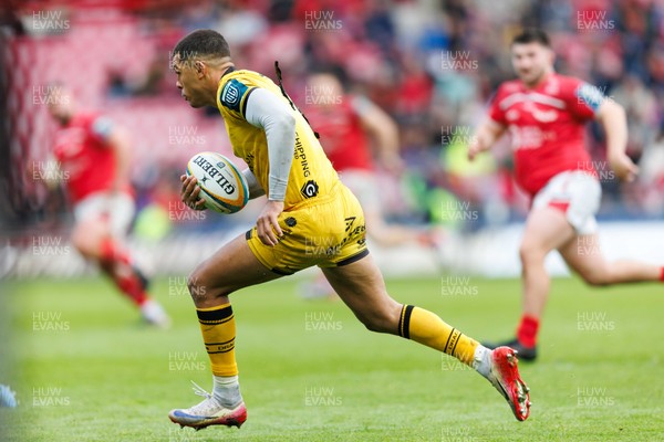 160526 - Scarlets v Dragons RFC - United Rugby Championship - Rio Dyer of Dragons runs out of defence
