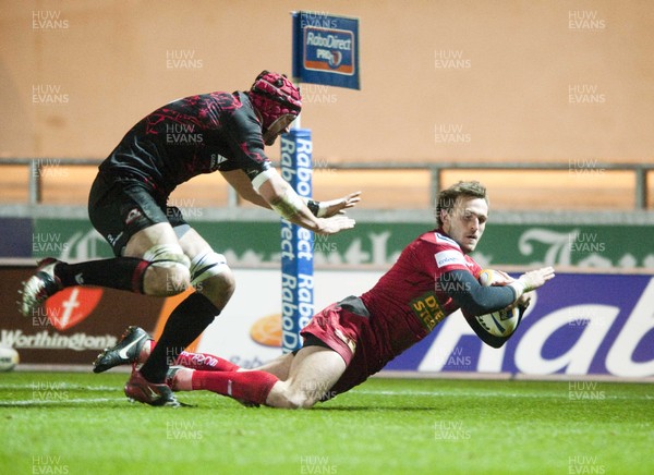 010313 - Scarlets v Edinburgh - RaboDirect PRO12 -Andy Fenby of Scarlets dives over to score as Edinburgh's Sean Cox closes in  