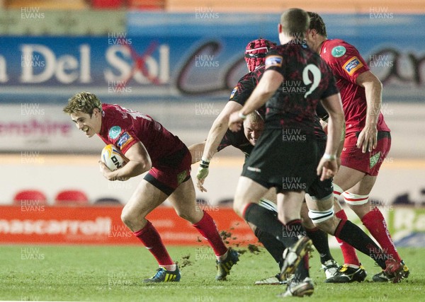 010313 - Scarlets v Edinburgh - RaboDirect PRO12 -Aled Thomas of Scarlets breaks free with the ball 