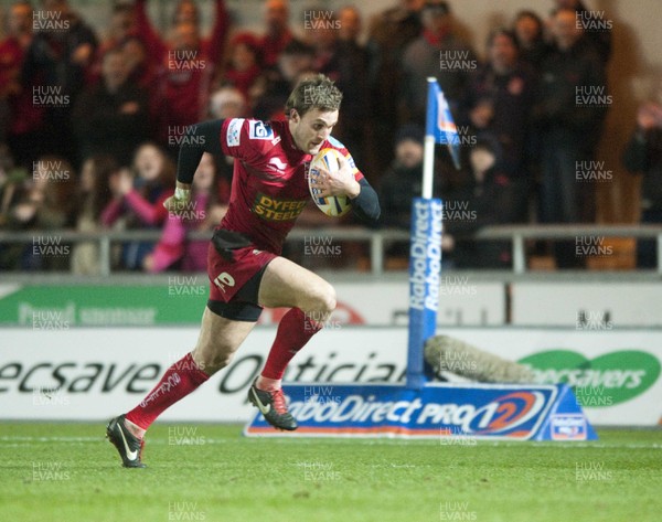 010313 - Scarlets v Edinburgh - RaboDirect PRO12 -Andy Fenby of Scarlets breaks with the ball 