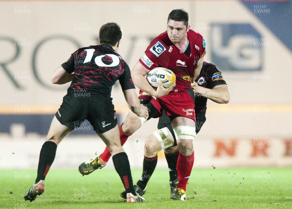 010313 - Scarlets v Edinburgh - RaboDirect PRO12 -Rob McCusker of Scarlets, left, is tackled by Edinburgh's Hamish Watson as Harry Leonard (10) waits 