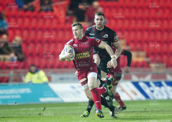 010313 - Scarlets v Edinburgh - RaboDirect PRO12 -Gareth Davies of Scarlets makes a break with the ball 