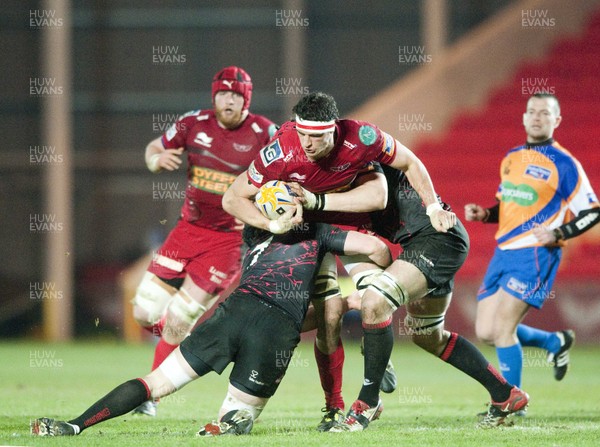 010313 - Scarlets v Edinburgh - RaboDirect PRO12 -Aaron Shingler of Scarlets, centre, is tackled by Hamish Watson, left, and Sean Cox of Edinburgh 