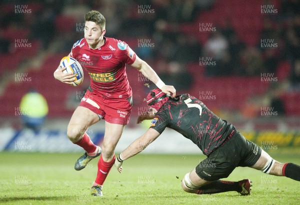 010313 - Scarlets v Edinburgh - RaboDirect PRO12 -Owen Williams of Scarlets, left, evades the challenge of Edinburgh's Sean Cox