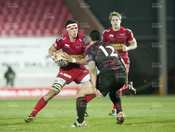 010313 - Scarlets v Edinburgh - RaboDirect PRO12 -Aaron Shingler of Scarlets, left, looks for a way past Ben Atiga of Edinburgh 