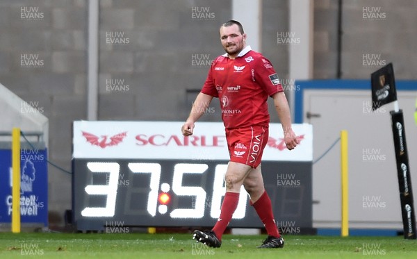 060419 - Scarlets v Edinburgh - Guinness PRO14 - Ken Owens of Scarlets leaves the field after receiving a yellow card