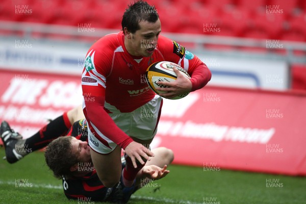 08.03.09 - Scarlets v Edinburgh, Magners League. -  Scarlets' Daniel Evans beats Edinburgh's Mark Robertson as he dives in to score try 