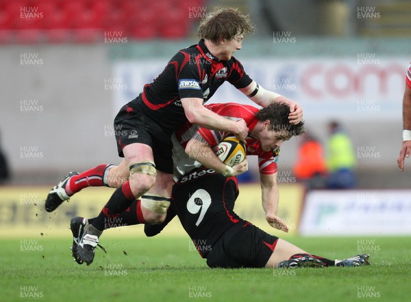 08.03.09 - Scarlets v Edinburgh, Magners League. -  Scarlets' Gavin Evans is tackled by Edinburgh's Greig Laidlaw  and Simon Cross  