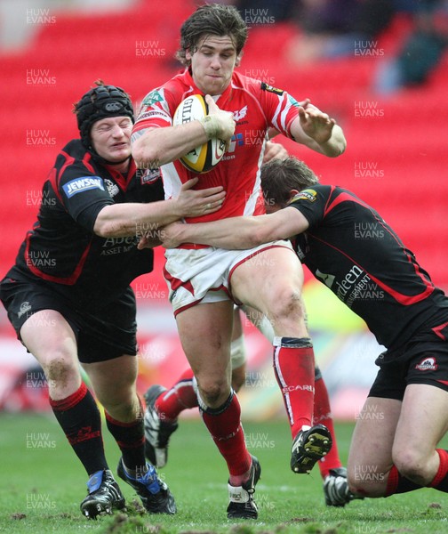 08.03.09 - Scarlets v Edinburgh, Magners League. -  Scarlets' Gavin Evans is tackled by Edinburgh's Kyle Traynor and Mark Robertson   