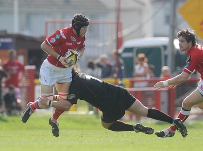 10.05.08 - Magners League Rugby Llanelli Scarlets v Edinburgh Scarlets' Simon Easterby is brought down 