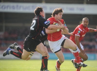 10.05.08 - Magners League Rugby Llanelli Scarlets v Edinburgh Scarlets' Gavin Evans is tackled by Edinburgh's Nick DeLuca 