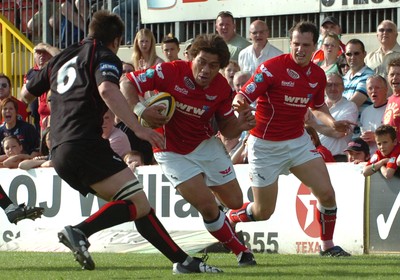 10.05.08 - Magners League Rugby Llanelli Scarlets v Edinburgh Scarlets' Mahonri Schwalger on his way in to score a try 